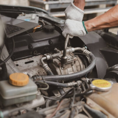 Mechanika samochodowa przedstawia pracę nad silnikiem samochodu.