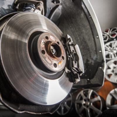 Samochód w warsztacie podczas naprawy hamulców.