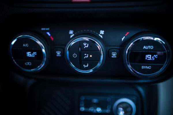 Panel sterowania w samochodzie może wymagać naprawy klimatyzacji.