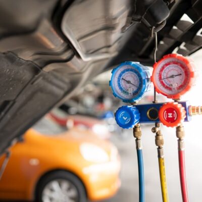 Manometry używane podczas naprawy klimatyzacji samochodowej.