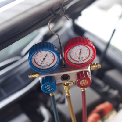 Manometry używane do naprawy klimatyzacji samochodowej.