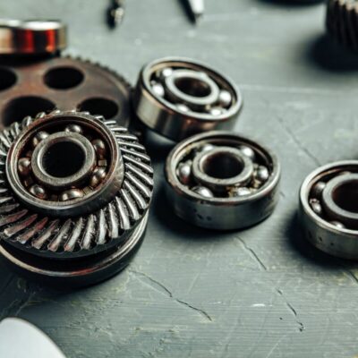 Na zdjęciu widoczne są elementy potrzebne do naprawy skrzyni biegów.