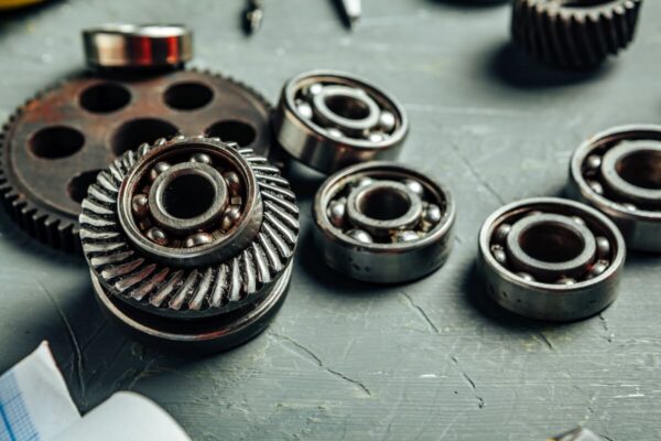 Na zdjęciu widoczne są elementy potrzebne do naprawy skrzyni biegów.