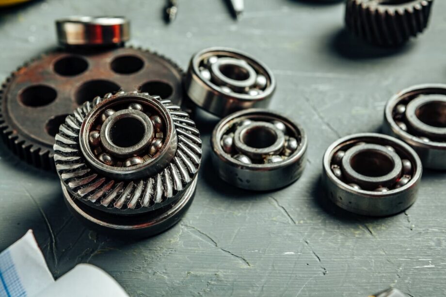 Na zdjęciu widoczne są elementy potrzebne do naprawy skrzyni biegów.