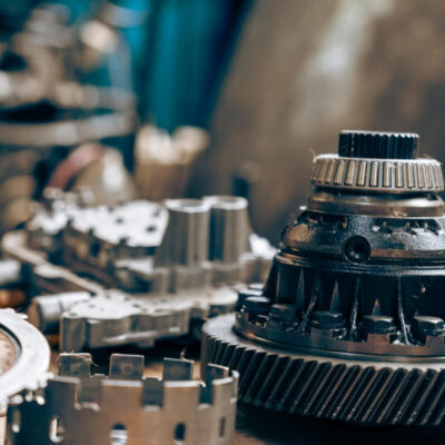 Zbliżenie na części mechaniczne używane do naprawy skrzyni biegów.