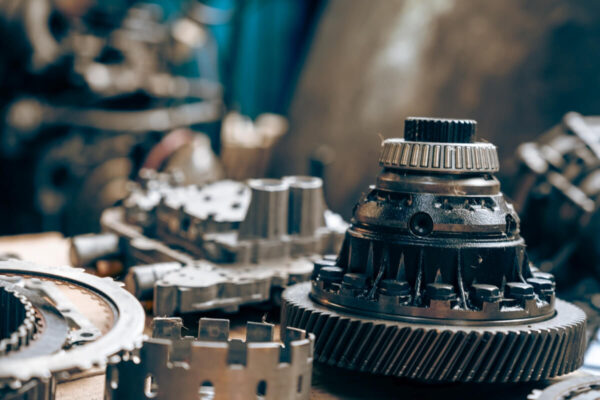 Zbliżenie na części mechaniczne używane do naprawy skrzyni biegów.