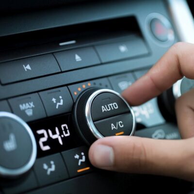 Sterowanie klimatyzacją w samochodzie po zakończonej naprawie klimatyzacji samochodowej.