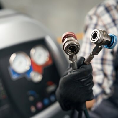 Specjalistyczne narzędzia używane do naprawy klimatyzacji samochodowych.