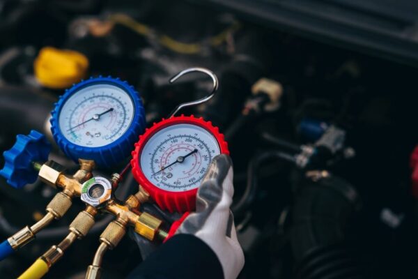 Manometr używany podczas naprawy klimatyzacji samochodowych.